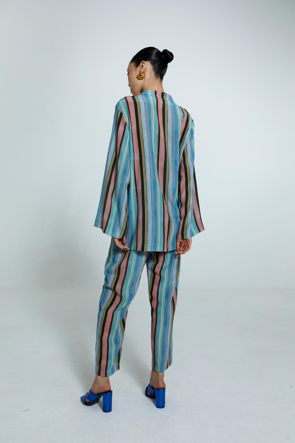 Calça listrada feminina com visual colorido listrado