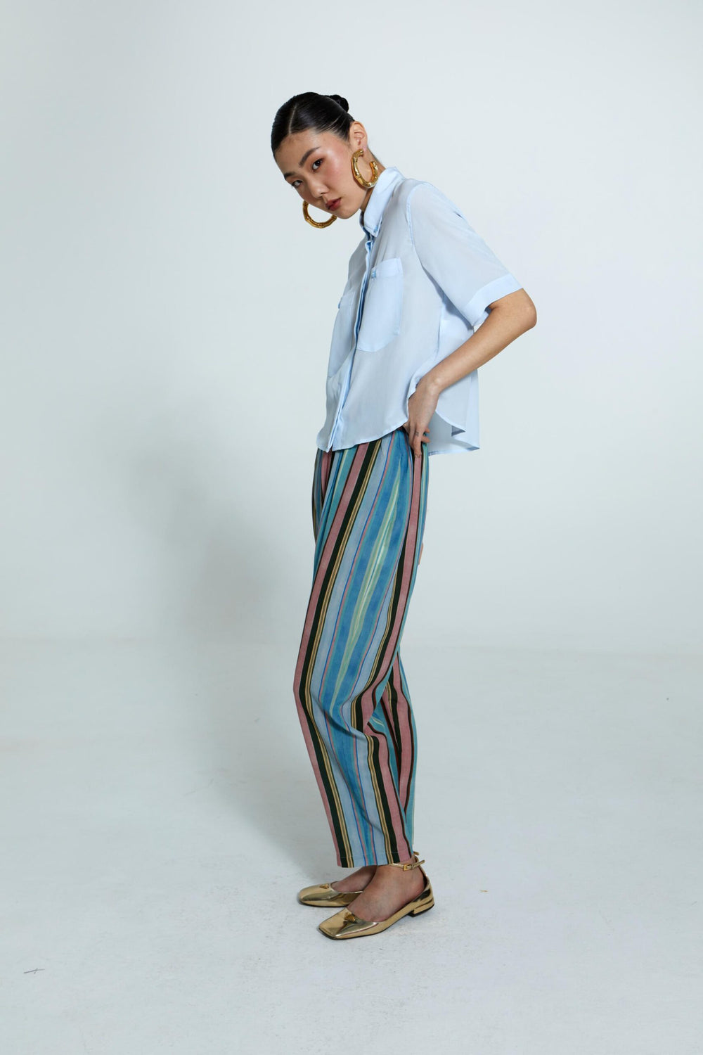 Calça estampada feminina com listras verticais em tons vibrantes e caimento solto