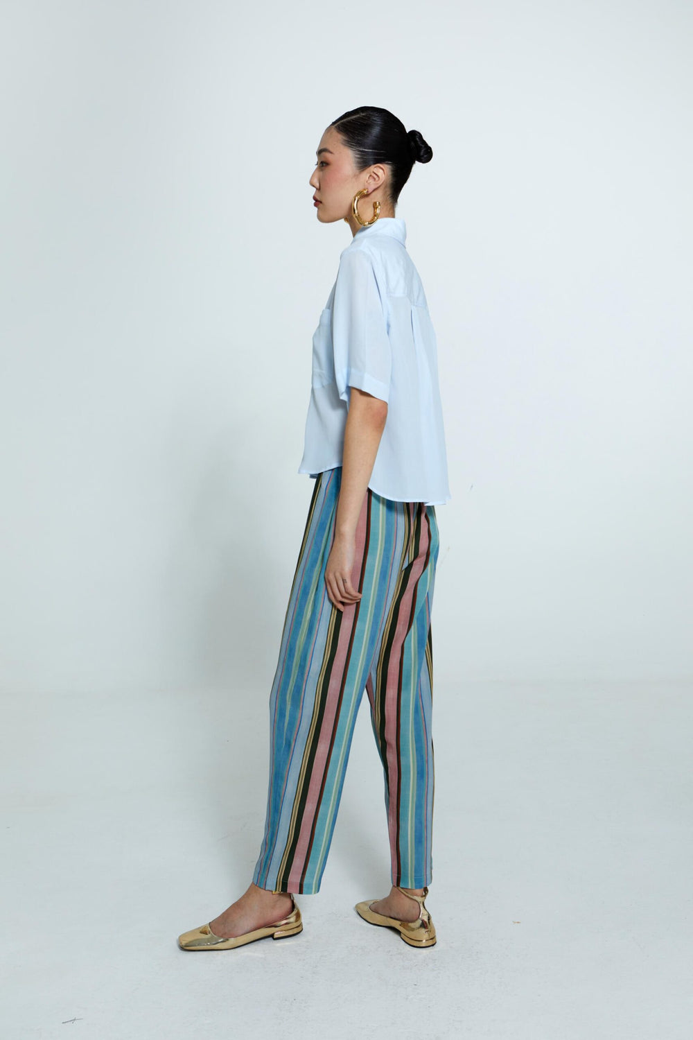 Camisa Emma feminina de seda feminina azul-celeste com caimento reto, bolsos frontais e mangas curtas