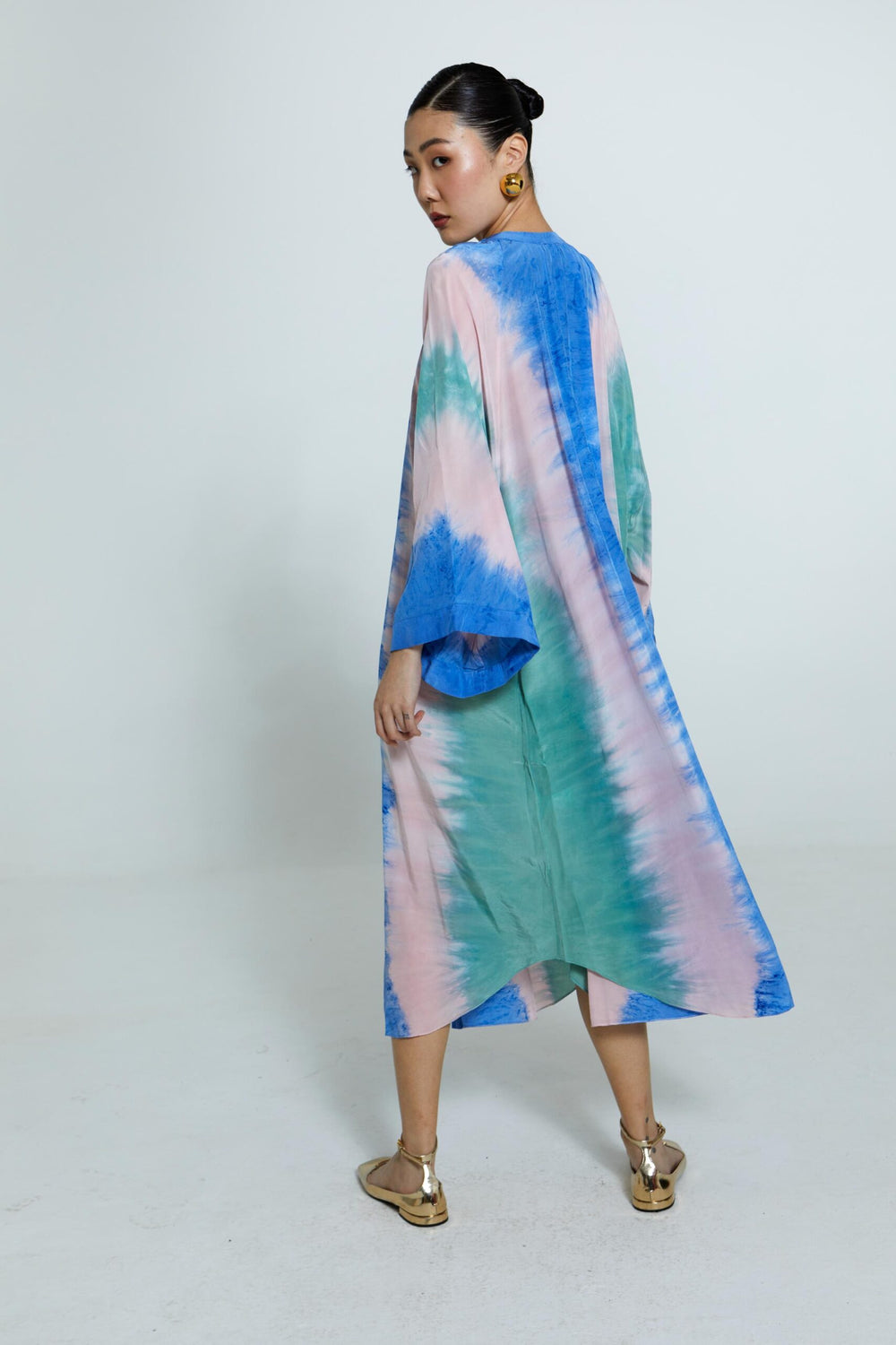 Vestido de seda 100% com padronagem tie-dye manual em tons de azul, verde e rosa.