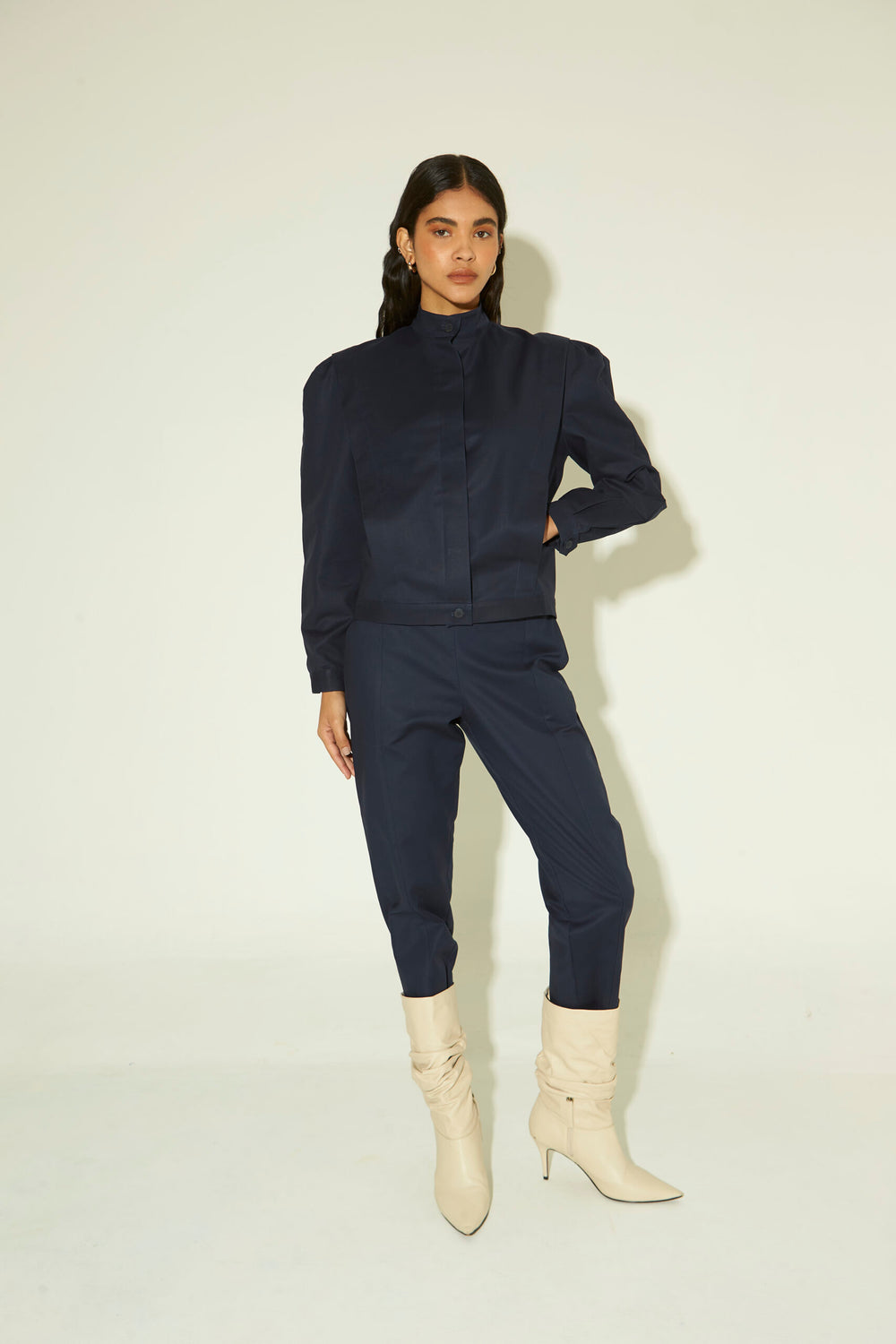 Jaqueta azul marinho feminina de algodão com corte reto, mangas volumosas e gola alta.