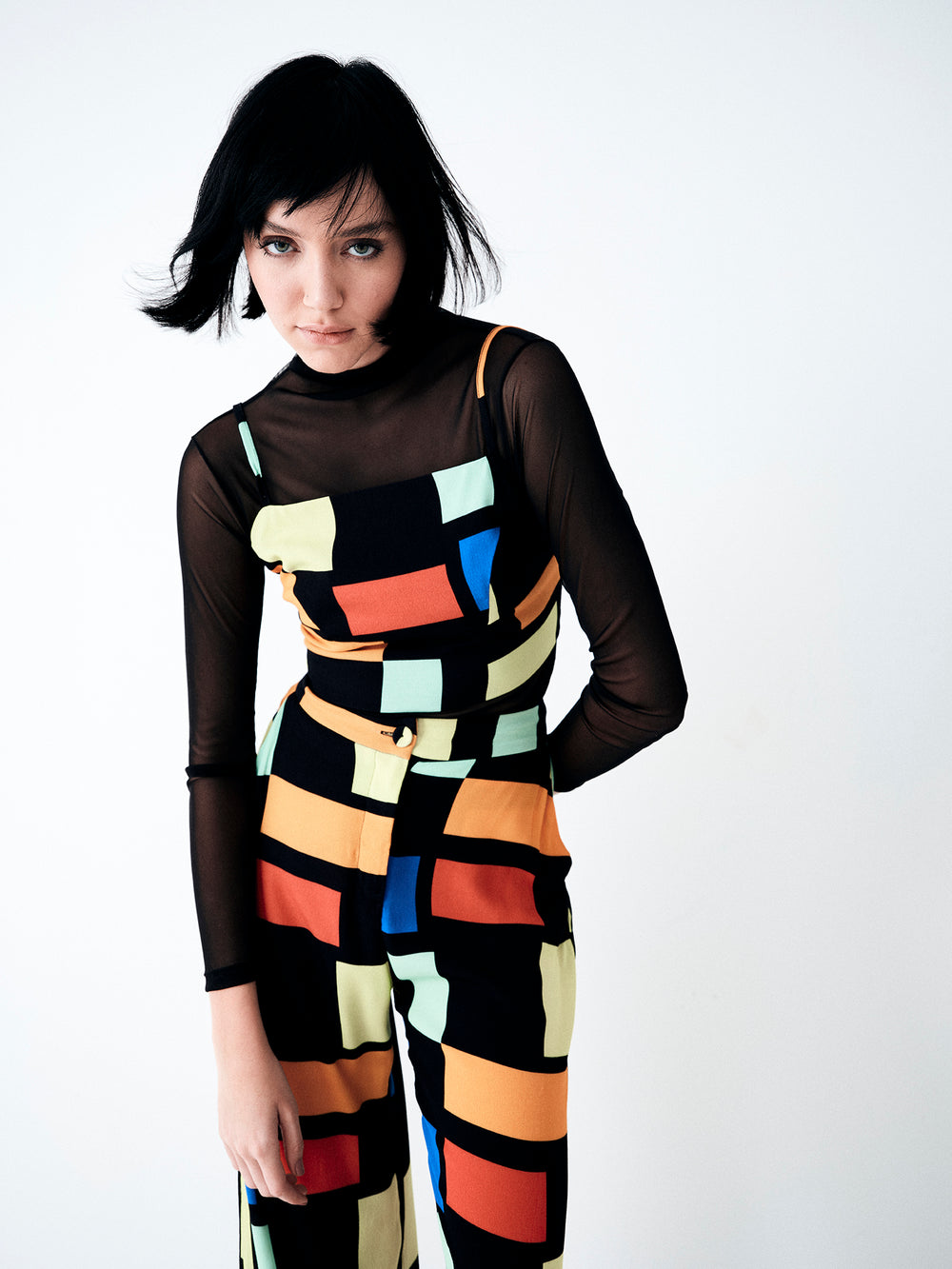 Top em crepe com estampa Mondrian em 100% viscose com design geométrico