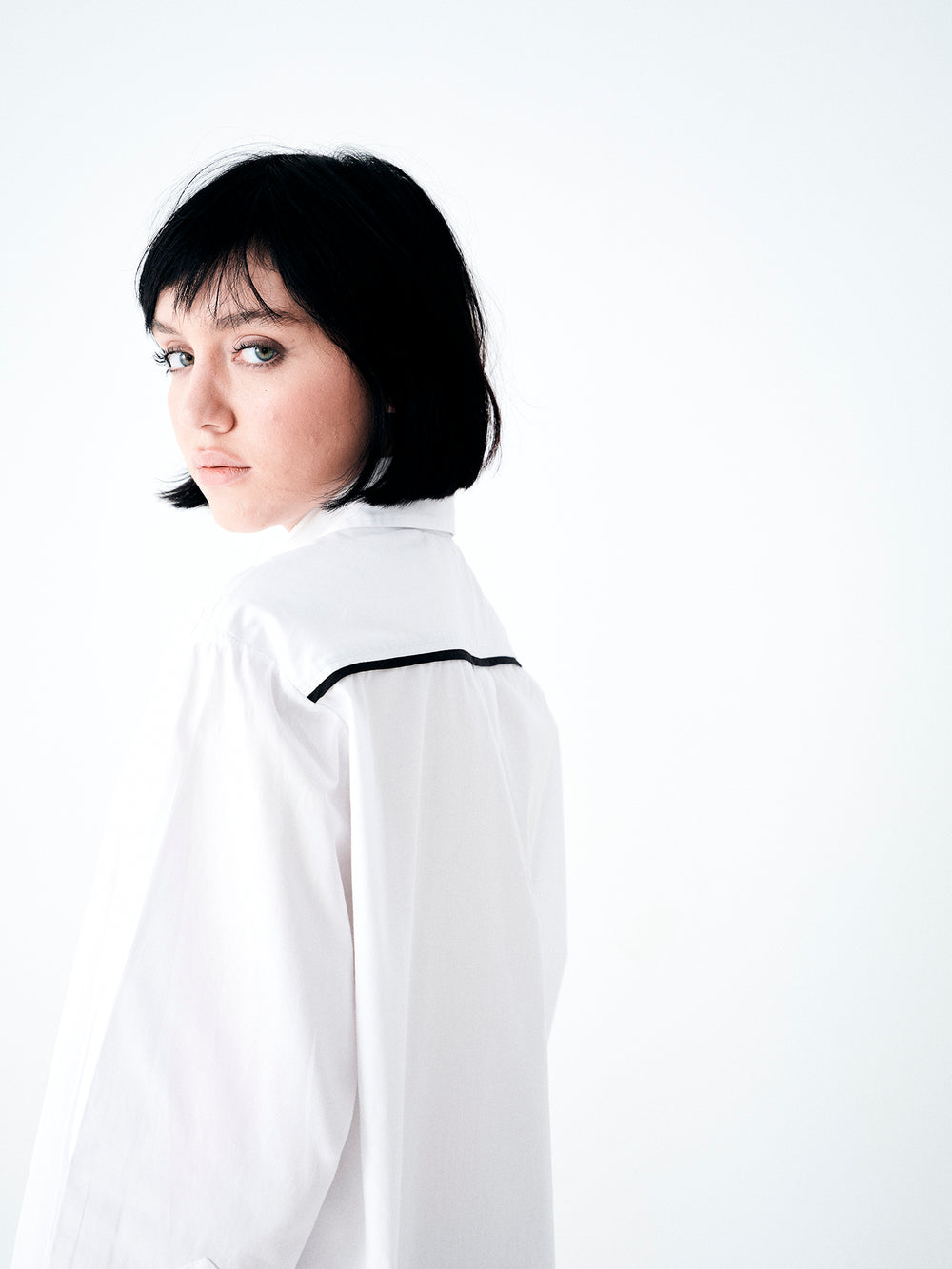 Camisa feminina branca em algodão com caimento fluido e modelagem oversized