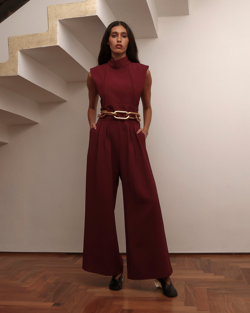 Macacão vinho Antonia com caimento fluido e pernas largas.