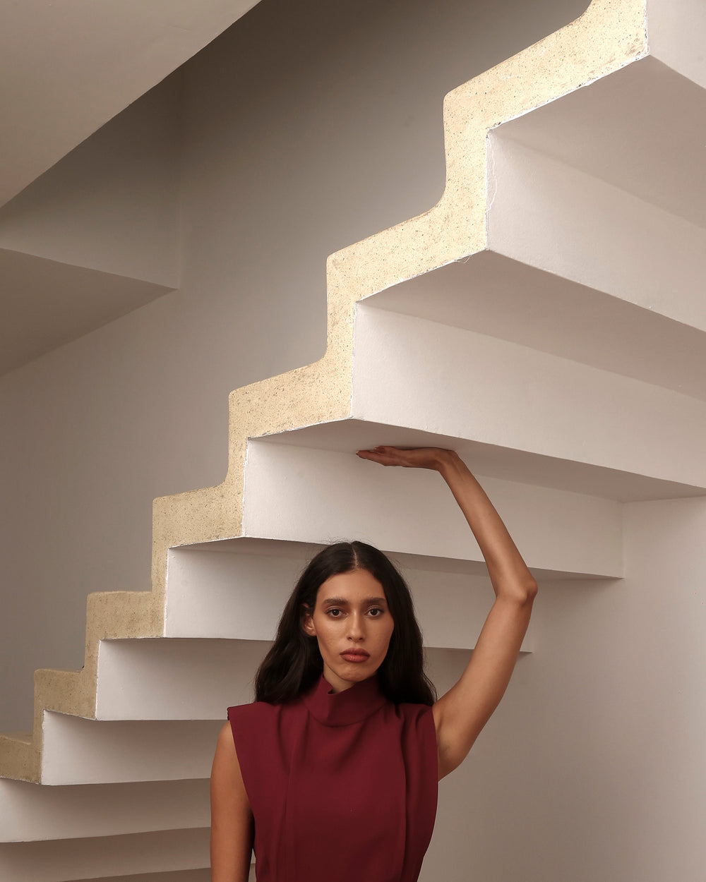 Macacão Antonia vinho em acetado e viscose com gola estruturada.