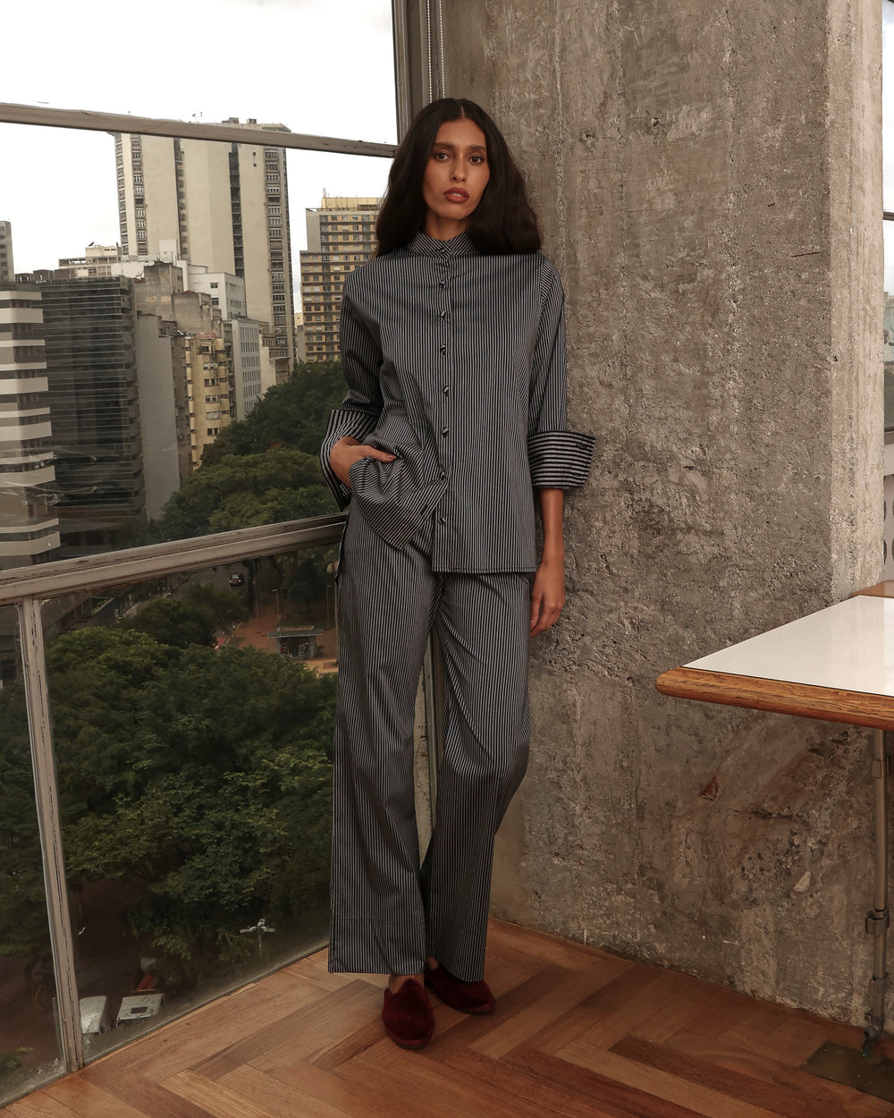 Calça em listrado preto e cinza com corte reto, tecido elastano e poliéster.