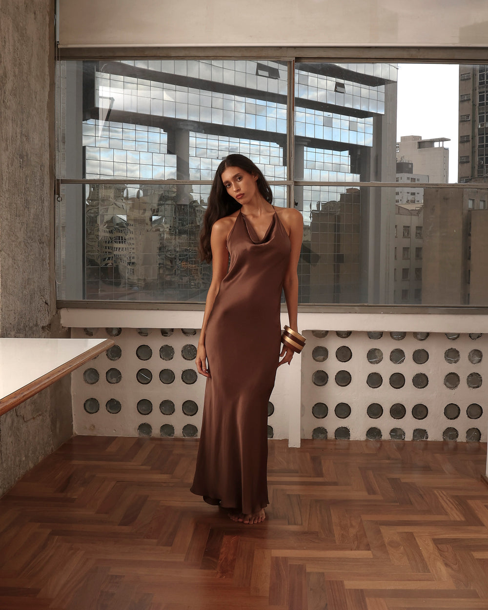 Vestido Luna longo em seda marrom com costas abertas e caimento fluido.
