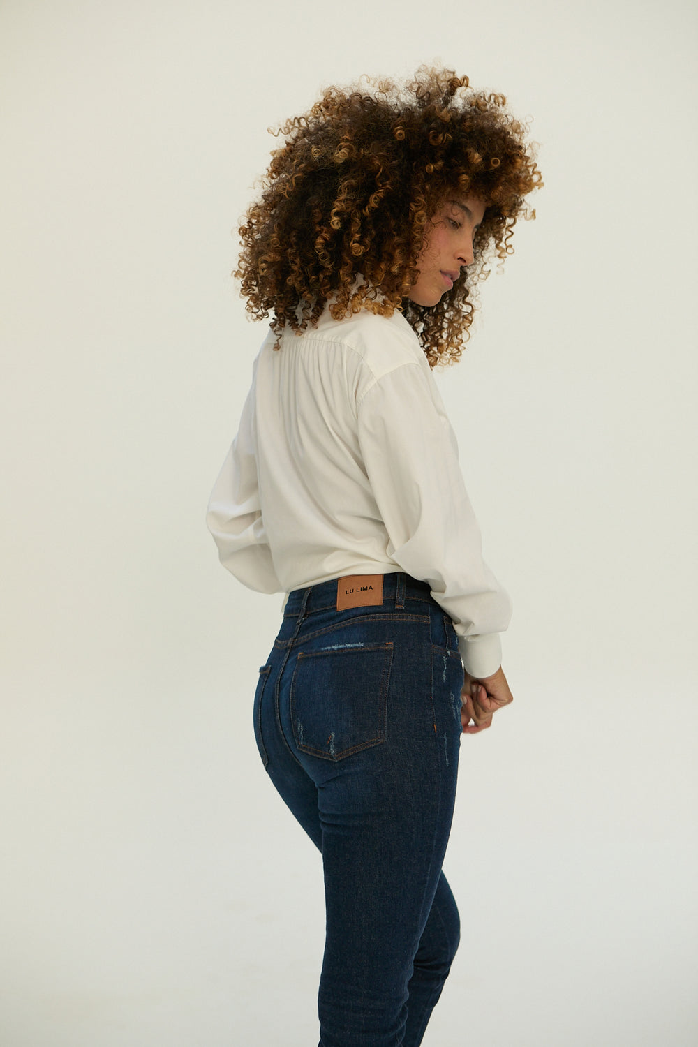 Calça jeans feminina skinny azul com cintura alta e tecido algodão com elastano.